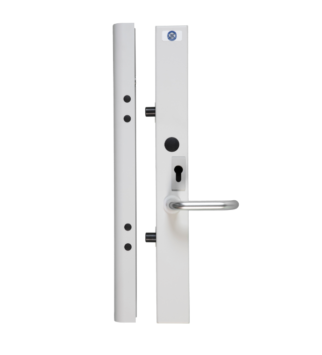 Fechadura motorizada multiponto SERSYS e-BR de 2 pontos com puxador instalada em porta de abertura esquerda.